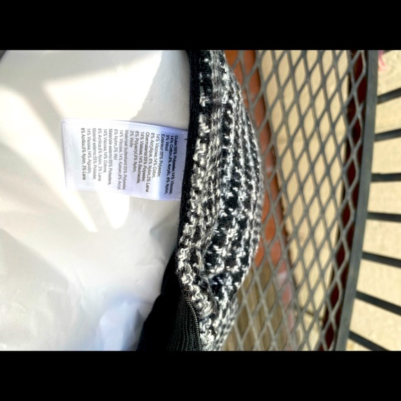 Black and white newsboy hat. Cute newsboy caps are back in fashion! - Picture 3 of 3